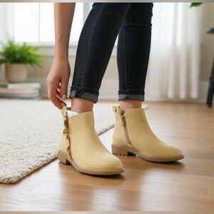 Girls Beige-Cream Ankle Boots. New in box.NWOT. Size 13. 21cm. Fast 🚚📦.